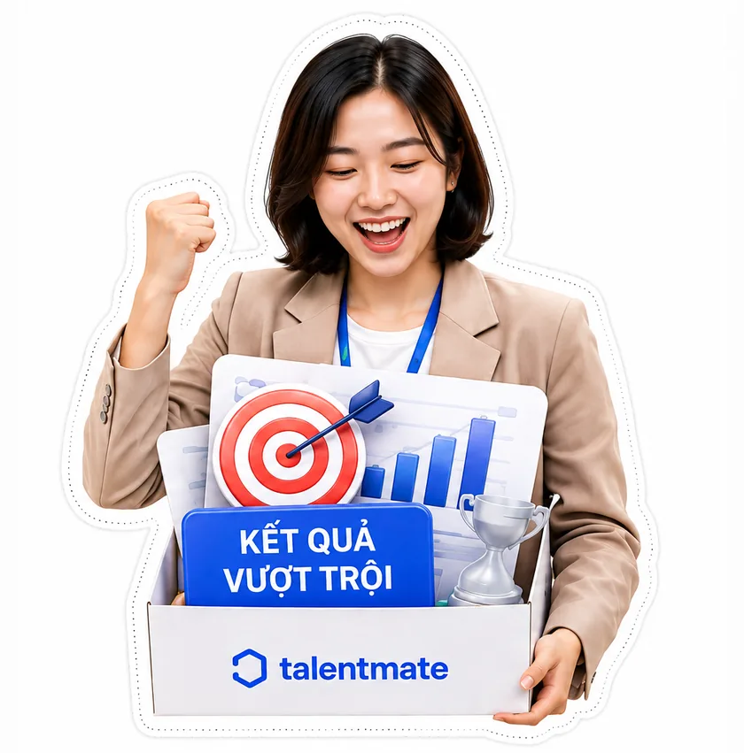 Chuyên viên nữ Talentmate giơ nắm tay với mục tiêu và cúp: kết quả vượt trội