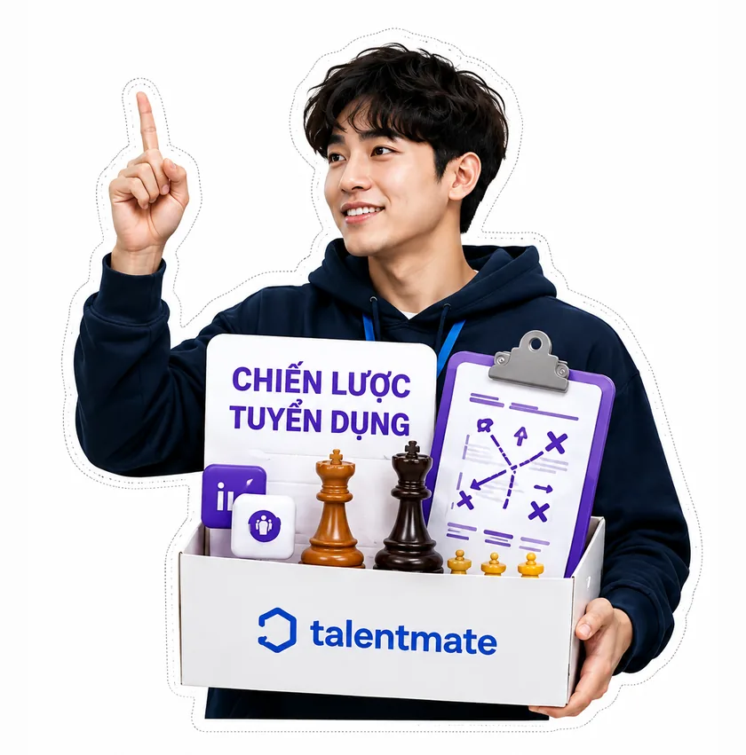 Chuyên viên Talentmate áo hoodie chỉ tay lên với bàn cờ chiến thuật: chiến lược tuyển dụng